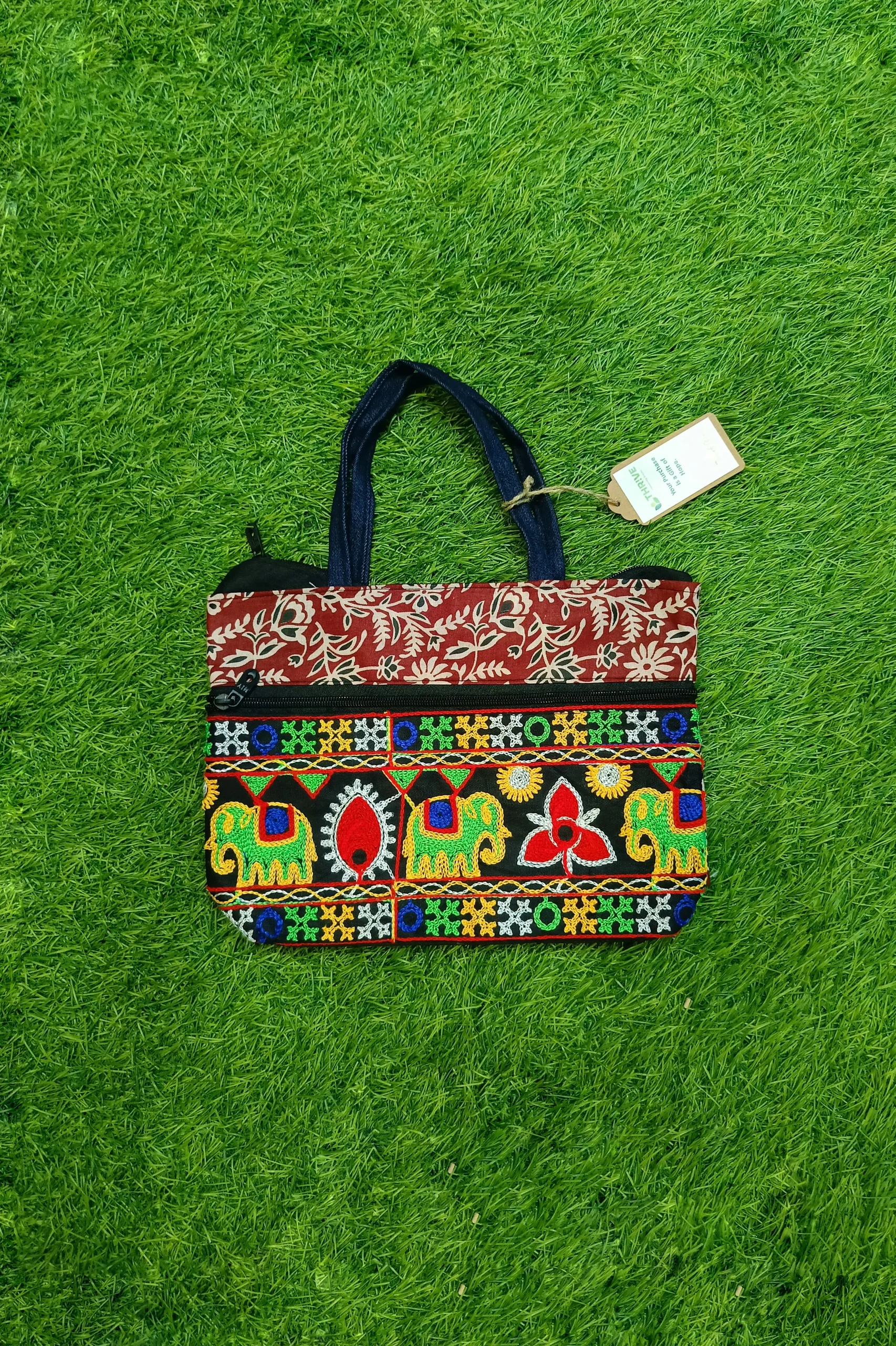 Women's everyday carry handbag made with jute + embroidery - Red Strap Design