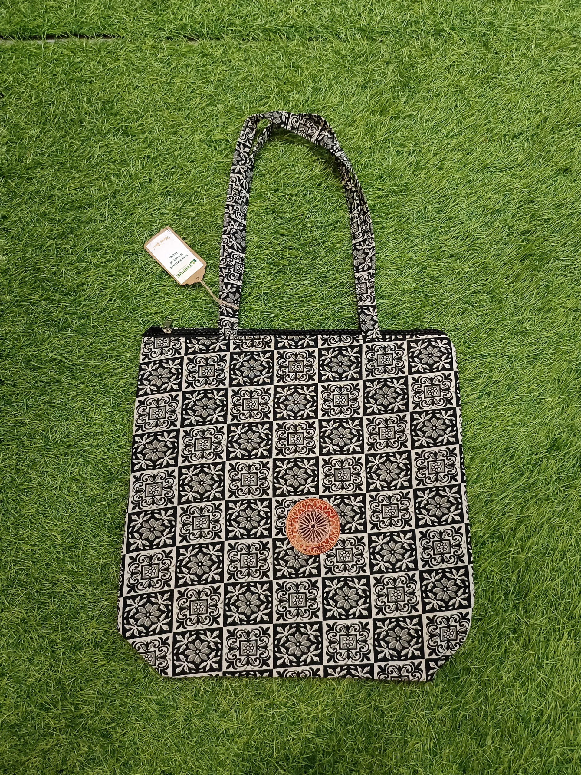 Women's everyday carry sidebag - Black Cube Style